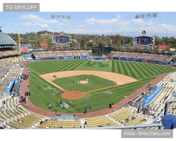 洛杉矶道奇球场举办“韩国文化日”，金河成开球吸引大量韩裔球迷